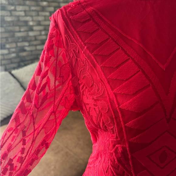 Size L. fits like a medium. Really pretty material. - Picture 6 of 9